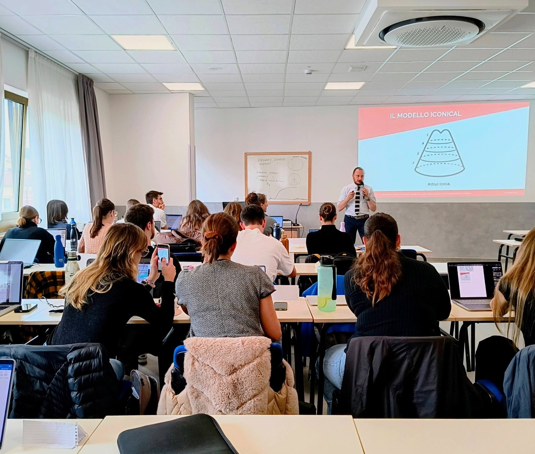 Lezione universitaria con il modello Iconical proiettato in aula
