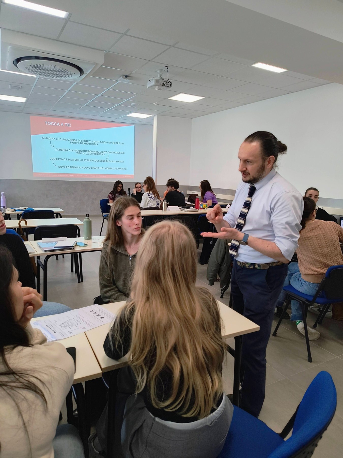 Studenti al lavoro in gruppo durante un workshop pratico sul modello Iconical