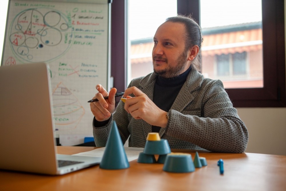 Samuel Gentile al lavoro con il modello fisico Iconical e una mappa di posizionamento